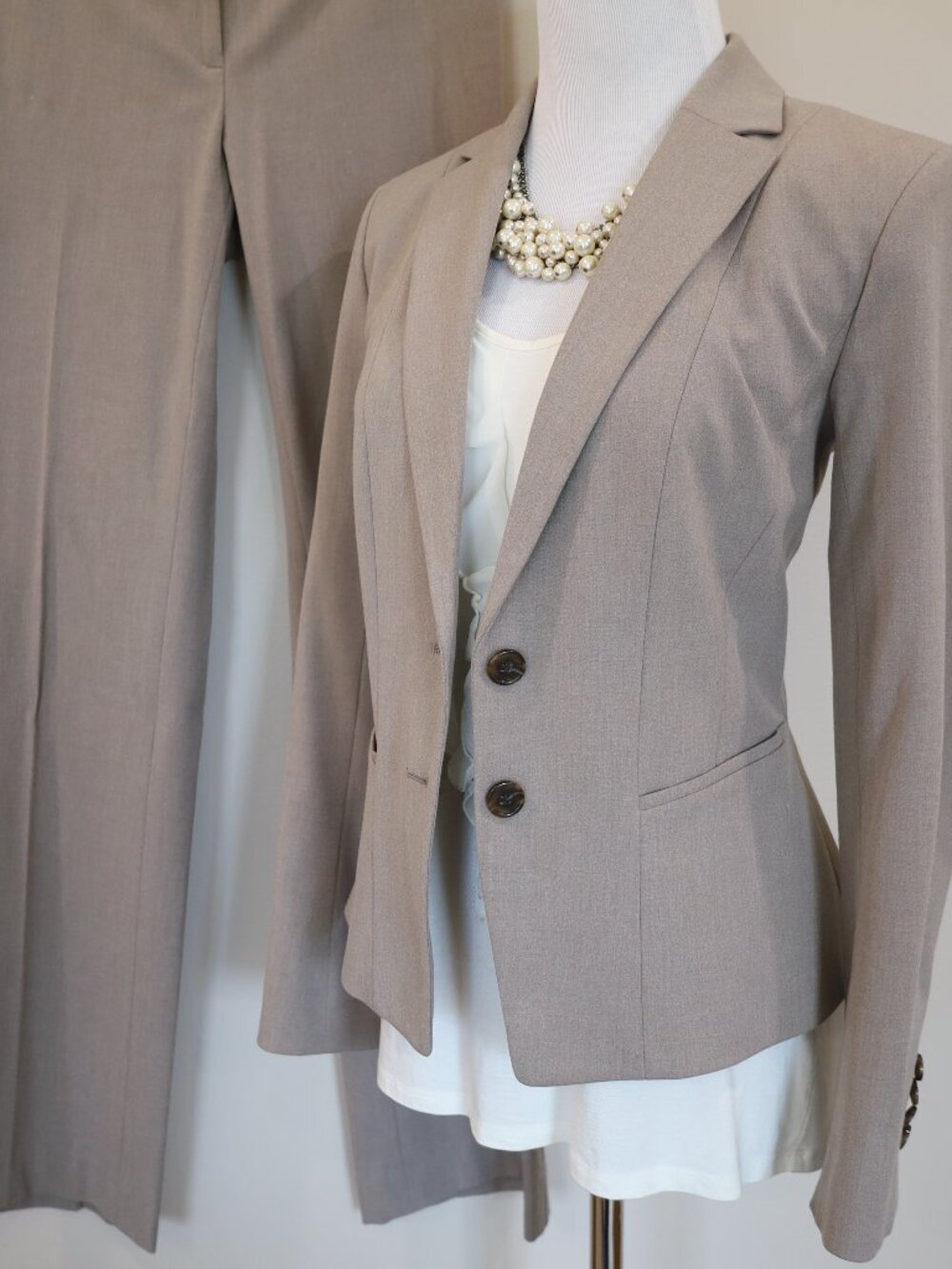 ANN TAYLOR Size 0 Beige Tan Pant Suit Women's Blazer & Pants